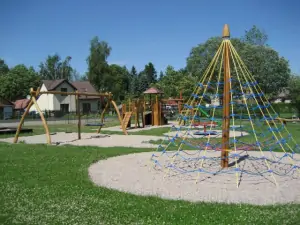 50 m od chalupy se nachází nové veřejné dětské hřiště