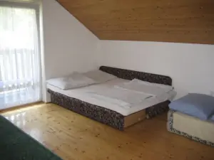 Podkrovní ložnice - rozkládací gauč pro 2 osoby