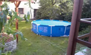 nadzemní kruhový bazén (průměr 3,5 m) na zahradě