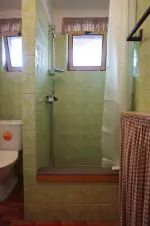 koupelna je vybavena sprchovým koutem, umyvadlem a WC