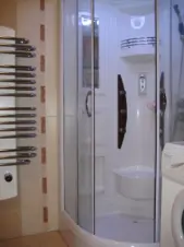 koupelna v přízemí je vybavena sprchovým koutem, umyvadlem a WC