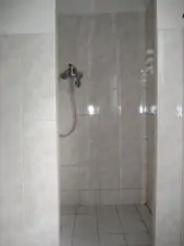 Koupelna se sprchovým koutem, umyvadlem a WC v podkroví