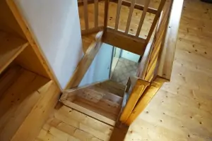 z chodby vedou příkré mlynářské schody do podkroví