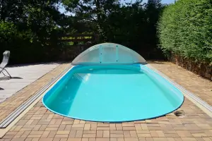 zapuštěný bazén (7,3 x 3,7 x 1,2 m)