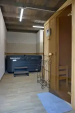 wellness místnost s vířivkou a finskou saunou