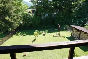 výhled z balkonu do zahrady