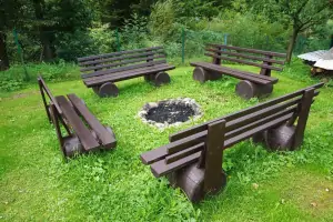 ohniště s lavičkami