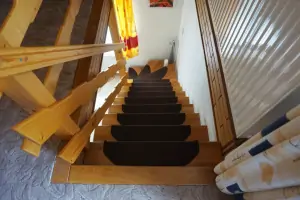 z kuchyně vedou schody do podkroví
