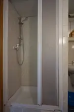 koupelna se sprchovým koutem, umyvadlem a myčkou na nádobí