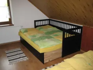 Ložnice s dvojlůžkem a rozkládací postelí pro 2 osoby