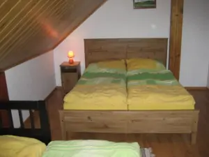 Ložnice s dvojlůžkem a rozkládací postelí pro 2 osoby