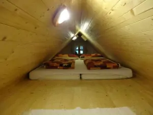 otevřené podkrovní spaní s matrací pro 2 osoby