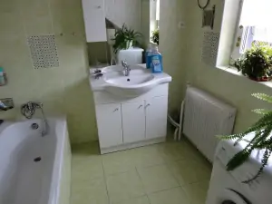 koupelna v 1. patře s vanou, WC, umyvadlem a pračkou