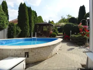 bazén a pergola s venkovním posezením