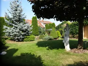 pečlivě udržovaná oplocená zahrada chalupy Černčín