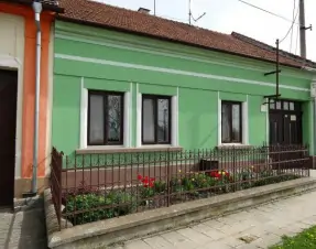 Chalupa Moravská Nová Ves je dvorem rozdělena do dvou částí (pronajímají se společně) - zelený dům je první část