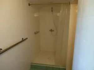Koupelna se sprchovým koutem, WC a umyvadlem ve druhé části chalupy