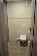 přední části chaty - samostatná WC u společenské místnosti