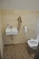 přední část chaty - samostatné WC