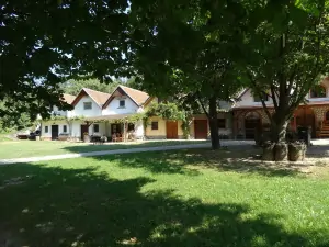 chata Boleradice se nachází v osadě vinných sklípků
