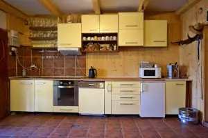 společenská místnost s kuchyňským koutem v přízemí chaty