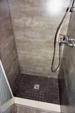 sprchový kout v koupelně