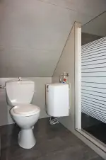 WC a sprchový kout v koupelně