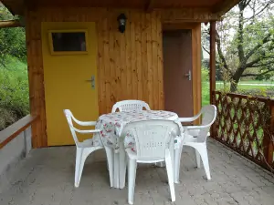 zastřešená terasa se zahradním nábytkem za chatou - jaro