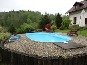 k dispozici je bazén (7 x 3 x 1,5 m)