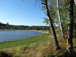 krásná krajina České Kanady, rybník Křivohlav a za ním je vidět střecha chaty Leština