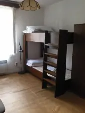 Pokoj s rozkládacím gaučem pro 2 osoby a patrovou postelí
