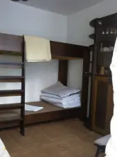 Pokoj s rozkládacím gaučem pro 2 osoby a patrovou postelí