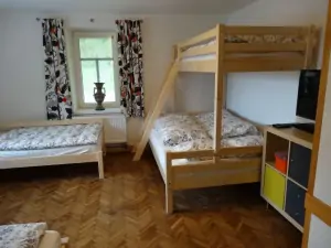Ložnice s patrovou postelí a 2 lůžky