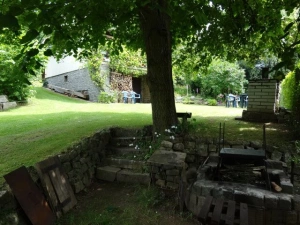Na zahradě pod velkou lípou je k dispozici ohniště