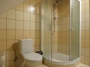 každý pokoj je vybaven koupelnou se sprchovým koutem, WC a umyvadlem