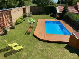 zapuštěný bazén (4 x 8 x 1,5 m)
