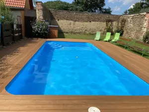 zapuštěný bazén (4 x 8 x 1,5 m)