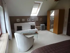 ložnice s dvojlůžkem a rozkládacím gaučem pro 2 osoby