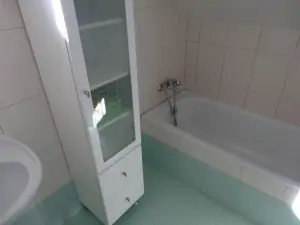 Koupelna s vanou a umyvadlem v 1. patře