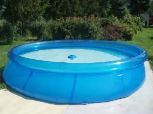 zahradní bazén (průměr 3,5 m) je v provozu od začátku června do konce září