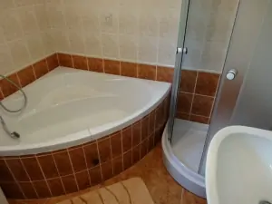 koupelna se sprchovým koutem, rohovou vanou a umyvadlem