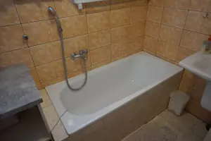 koupelna je vybavena vanou a umyvadlem