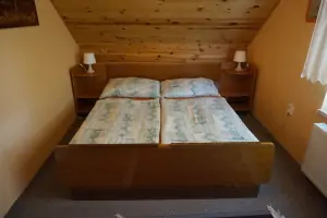 ložnice s dvojlůžkem a a rozkládacím gaučem pro 1 až 2 osoby
