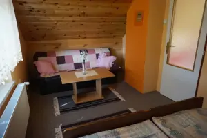 ložnice s dvojlůžkem a a rozkládacím gaučem pro 1 až 2 osoby
