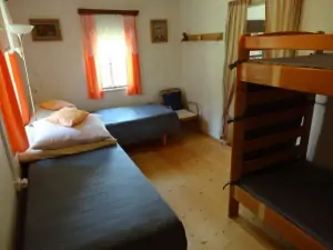 Ložnice se 2 lůžky a patrovou postelí - vpravo vstup do obytného pokoje (standardně oddělen dveřmi)