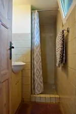 koupelna se sprchovým koutem, WC a umyvadlem