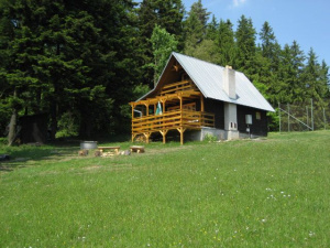 Chata se nachází v pěkné přírodě Bílých Karpat u lesa