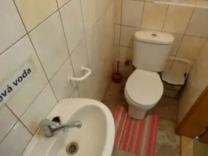 V chatě se nachází 2 koupelny se sprchovým koutem, WC a umyvadlem