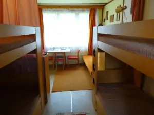 Pokoj s 2 patrovými postelemi a rozkládacím gaučem pro 1 osobu