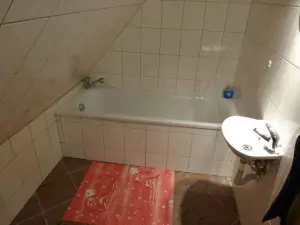 Koupelna s vanou, WC a umyvadlem patří k podkrovnímu pokoji